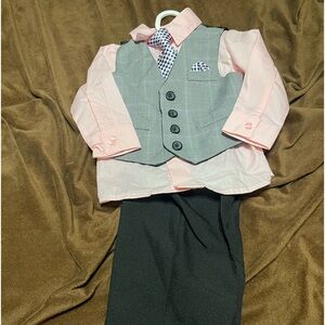 Boys 3 pc Van-Heusen outfit. size 12 mos